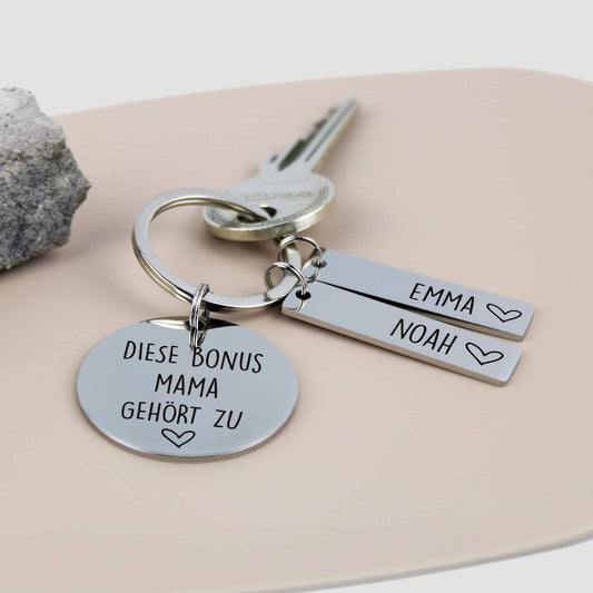 Muttertagsgeschenk: Diese Bonus Mama gehört zu... - Gravierter Edelstahl-Schlüsselanhänger mit personalisierten Namensanhängern - Create4me