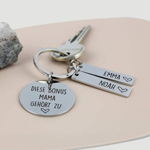 Muttertagsgeschenk: Diese Bonus Mama gehört zu... - Gravierter Edelstahl-Schlüsselanhänger mit personalisierten Namensanhängern - personalisiertes Geschenk - Gravur19