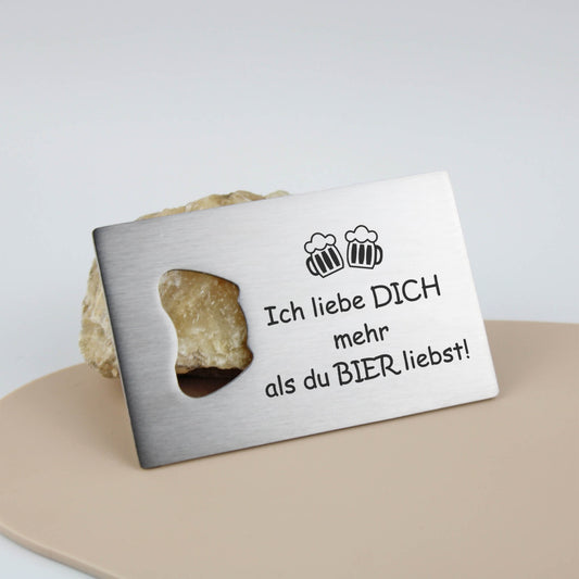 Flaschenöffner aus Edelstahl in Visitenkartengröße mit Gravur "Ich liebe dich mehr als du Bier liebst!" - Create4me