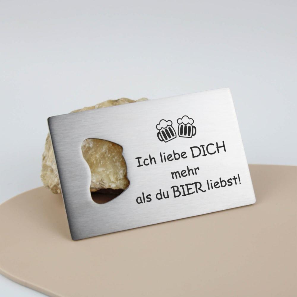 Flaschenöffner aus Edelstahl in Visitenkartengröße mit Gravur "Ich liebe dich mehr als du Bier liebst!" -  - personalisiertes Geschenk - Gravur19