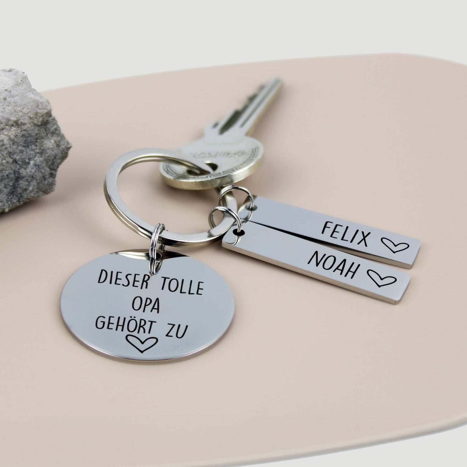 Persönliches Geschenk: "Dieser tolle Opa gehört zu..." - Schlüsselanhänger aus Edelstahl mit personalisiertem Namen - personalisiertes Geschenk - Gravur19
